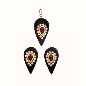 EBONY WITH GOLD PENDANT SET 